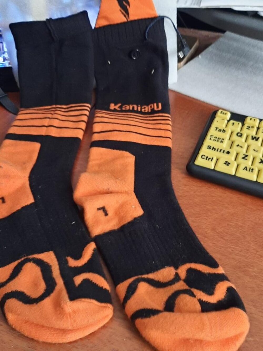 Kaniapu Rechargeable Electric Heated Socks Orange/Black SzL Worn Once
